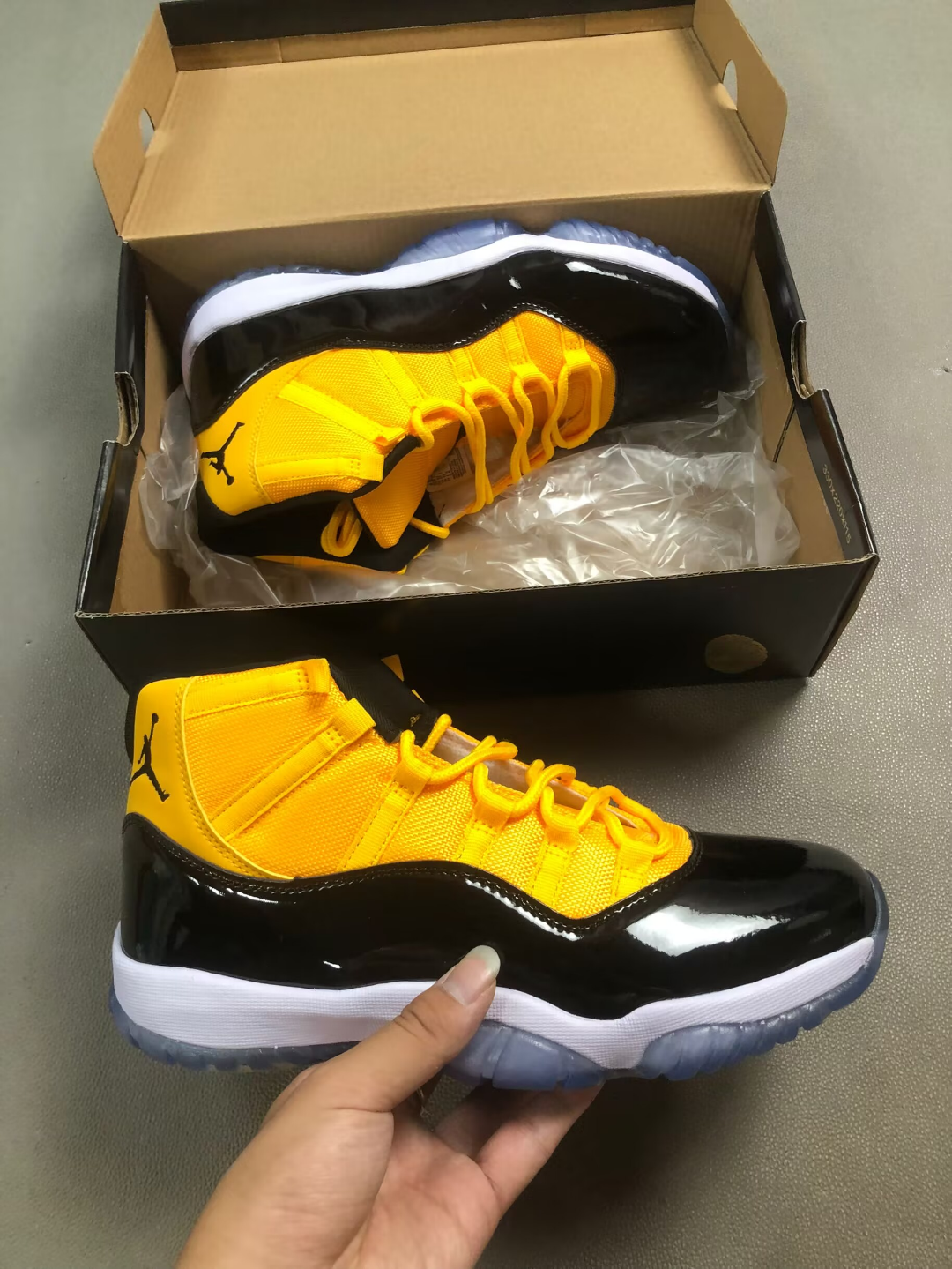 Air Jordan 11 Retro Pantone